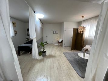 半個室は、パーテーションで仕切られています。（写真真ん中扉は個室、写真の右扉は玄関階段、キッチンテーブル側から撮影しています） - シェアサロン、レンタルスペース　みちひらき シェアサロンmichihiraki   （みちひらき）の間取り図