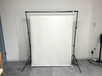 無料貸出設備④
幅1.5mのロールスクリーン。可動式です。背景に使ったり、簡易着替えスペース確保に使用できます。 - 株式会社橋本商店建物 広島商工センター｜商品・モデル撮影スタジオの間取り図