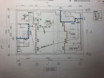 画像の中央部分が舞台と道場です。畳スペース、トイレ、入り口階段を合わせて133㎡(11.9m×11.1m)となります。 - サムライ剣舞シアターの間取り図