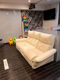 多いソファーもあります - ラフテル新横浜 人数制限なし！カラオケ/ダーツ/キッズルーム/飲み放題ありの室内の写真