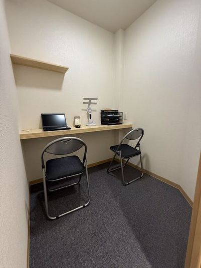 足立ZKYビル 地域NO.１最安値！レンタルオフィスH号室、多目的室の室内の写真