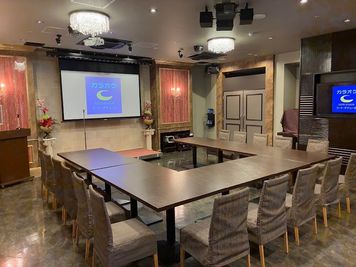 カラオケ コート・ダジュール横浜鶴屋町店 カラオケ　パーティールームの室内の写真