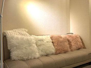 3人掛けソファ🛋️
フルフラットにできます🛌 - ブリヤン　横浜　ブルー 横浜駅徒歩５分🚶‍♂️ 推し会🌸デート💏２４時間営業🌕の室内の写真