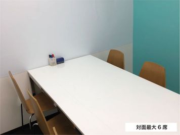 対面最大6名 - ベイシズ福岡・博多駅前貸会議室 A01（定員6名）会議室の室内の写真