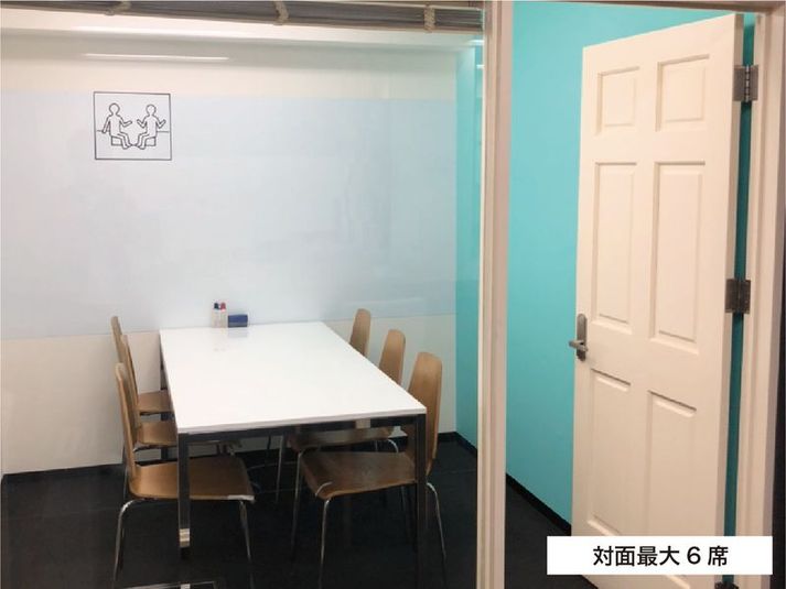対面最大6名 - ベイシズ福岡・博多駅前貸会議室 A01（定員6名）会議室の室内の写真