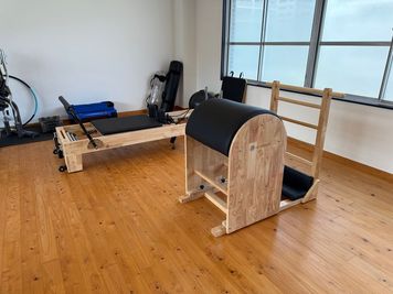 リフォーマー、ラダーバレル - ピラティス&コンディショニングサロンNIM レンタルジム・レンタルピラティス・サロンの設備の写真