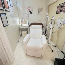 白を基調とした落ち着く空間の貸し出しサロン - Luana武蔵小杉　レンタルサロン