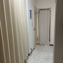 お手洗いもご自由にご使用ください。 - Luana武蔵小杉　レンタルサロンの入口の写真