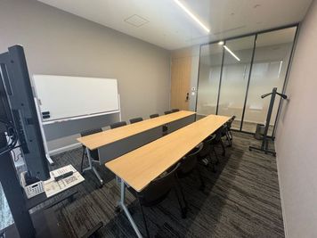 YUI NOS 貸し会議室【Room(2) - 12人部屋】の室内の写真