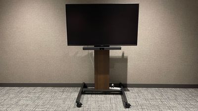 55インチディスプレイ(スタンド・USB会議デバイス付)【オプショナル】 - 大名カンファレンス Meeting Room2（ミーティングルーム2）の設備の写真