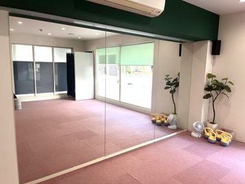 大きな鏡あり - Studio Pirara 鏡・音響あり・更衣室完備のレンタルスペースの設備の写真