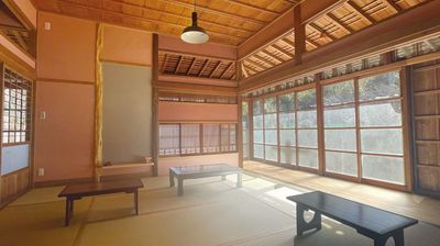 和室８畳、冬はお日さまの光が降り注ぎ、夏は気持ちのよい風が吹き抜ける縁側 - 古民家レンタルスペース　八草庵　はっそうあん 古民家カフェが運営するレンタルスペースの室内の写真