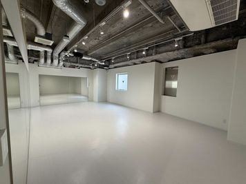 【渋谷駅徒歩3分】38.5㎡/ダンス・ヨガ・レッスンも/簡易防音/大人数可能/鏡２面/スピーカー/バレエバー貸出し可 - ルービー渋谷2nd