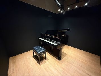 【渋谷駅徒歩３分】9.7㎡/アップライトピアノ備え付きの音楽スタジオ　楽器や歌の練習・レッスン・配信にご使用いただけます。 - ルービー渋谷2nd