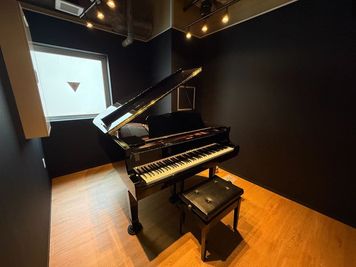 【渋谷駅徒歩３分】9.2㎡/グランドピアノ備え付きの音楽スタジオ　楽器や歌の練習・レッスン・配信にご使用いただけます。 - ルービー渋谷2nd