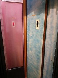 男女トイレ別々 - KENDRA LAND キッチン付き,飲食持ち込み可,WIFI,パーティーの設備の写真