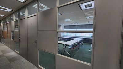 一部ガラス窓の為、中が見える仕様になっております - Asia startup Office MONO 会議室　PRODUCTの入口の写真
