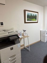 足立ZKYビル 地域NO.１最安値！レンタルオフィスL号室、一日利用も可能の室内の写真