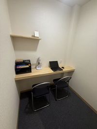 個室２人収容可・ZOOM会議やリモートでも使える！各階トイレ有 - 足立ZKYビル