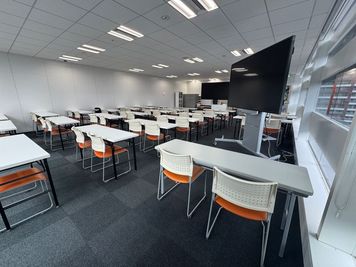 快適収容70名／最大80名
大型モニター（85インチ）×2
 Wi-Fi
 マイク
 天井カメラ
 机・椅子 - レンタルスペース　medi☆ST（メディスタ） medi☆ST レンタルスペース（大型セミナー・イベントルーム）の室内の写真