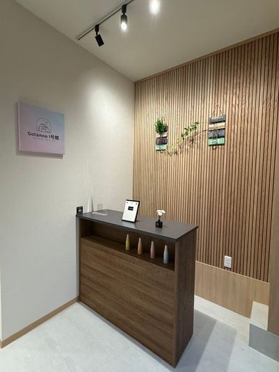 足立ZKYビル 地域NO.１最安値！レンタルオフィスP号室、一日利用も可能の入口の写真