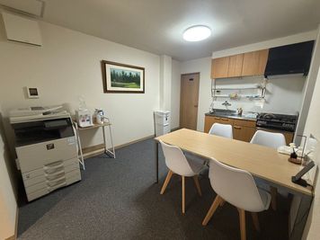 足立ZKYビル 地域NO.１最安値！レンタルオフィスR号室、一日利用も可能の室内の写真