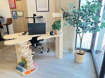 入口に手作りのカウンターがあります。受付として使用頂くことも可能です。
※貸出時は、PCは移動させておきます。 - Uni-kyoto　(ﾕﾆｷｮｳﾄ) Uni-kyotoの室内の写真