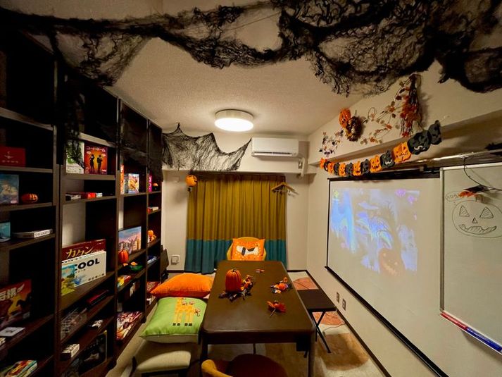 11/3頃まで、ハロウィン限定装飾中！🎃 - 新宿ボドゲ・マダミスの家「ピザマッシュ」の室内の写真