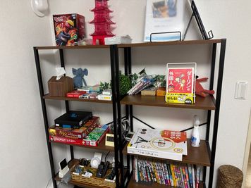 ボードゲーム、お人形やDVD,各種漫画も取り揃えており飽きさません
カタンやモノポリー、その他各種カードゲームなどでお友達との仲も深まります！ - 水天宮シアタールーム 水天宮2分85インチ液晶🚿シャワー🎬映画鑑賞🏠24Hデートの設備の写真