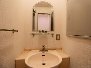綺麗な洗面スペース - お気軽会議室♯AKIBA 貸会議室・レンタルスペースの室内の写真