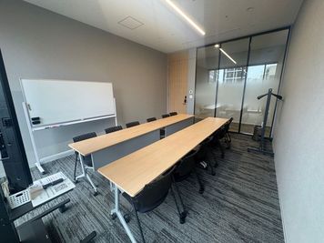 YUI NOS 貸し会議室【Room(5) - 12人部屋】の室内の写真