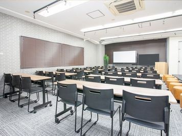 オープン記念価格🌙2025年9月NEWOPEN✨JR関内駅3分/最大50名/ビジネス/ボドゲ/セミナー/施術ベット4台 - 貸会議室ルームス　横浜関内店