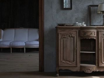 L’atelier studio 本物のフランスアンティークに囲まれたレンタルスペースの室内の写真