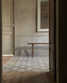 L’atelier studio 本物のフランスアンティークに囲まれたレンタルスペースの室内の写真