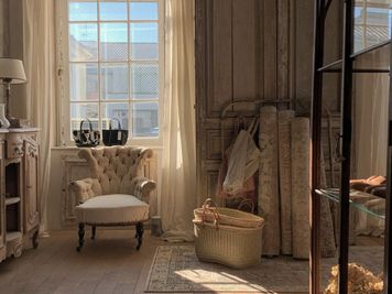 L’atelier studio 本物のフランスアンティークに囲まれたレンタルスペースの室内の写真