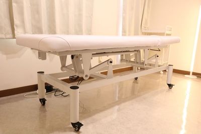 【電動昇降ベッド】キャスター付きで楽々移動ができます/フットペダルを踏むだけで高さは51cm～88cmまで調整可能
ガス圧式リクライニング付き - FROM NOW（フロムナウ）五反田 レンタルサロンの設備の写真
