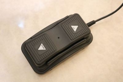 【電動昇降ベッド】フットペダルを踏むだけで高さは51cm～88cmまで調整可能 - FROM NOW（フロムナウ）五反田 レンタルサロンの設備の写真