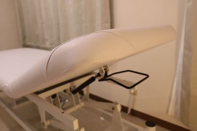 【電動昇降ベッド】ガス圧式のリクライニング機能はフリーストップ式で細かな調整も可能。フェイシャル施術にも対応します。 - FROM NOW（フロムナウ）五反田 レンタルサロンの設備の写真