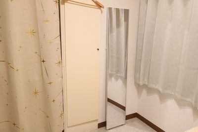 全身鏡：割れない軽量フィルムミラー(幅30×高さ150cm)
とても軽いので移動が楽です。

 - FROM NOW（フロムナウ）五反田 レンタルサロンの設備の写真
