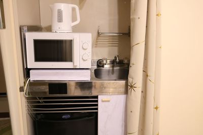 ミニキッチン、冷蔵庫
電子レンジ、電子ケトル - FROM NOW（フロムナウ）五反田 レンタルサロンの設備の写真