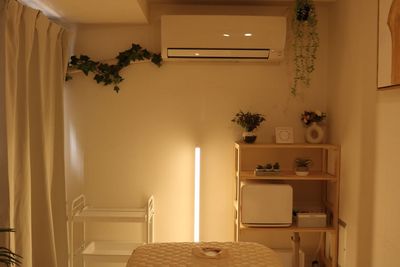 LEDフロアランプ
明るさ調整７段階
光の色調整（電球色から昼光色まで）５段階が可能です。 - FROM NOW（フロムナウ）五反田 レンタルサロンの室内の写真