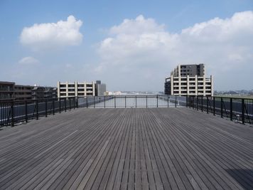 広々とした屋上デッキ - リノア北赤羽つながるば. やねうえ（屋上）の室内の写真