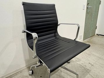 チェアはゆったりと座れるサイズ - TNER（トナー） ミーティングスペースの設備の写真