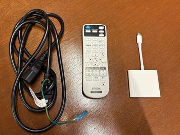 プロジェクター付属品
/電源コード、リモコン、USB変換機（タイプC―HDMI） - TNER（トナー） ミーティングスペースの設備の写真