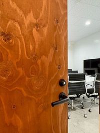 施錠可能な個室空間 - TNER（トナー） ミーティングスペースの入口の写真