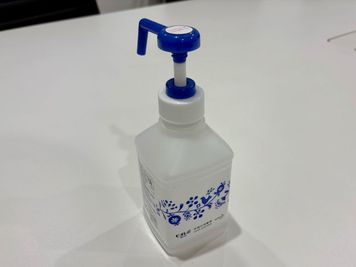 室内に手指の消毒液を設置 - TNER（トナー） ミーティングスペースの設備の写真