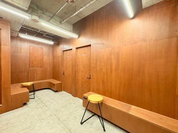 ミーティングスペース前の共用スペースも利用可能 - TNER（トナー） ミーティングスペースの入口の写真