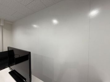 壁一面のホワイトボード - TNER（トナー） ミーティングスペースの室内の写真