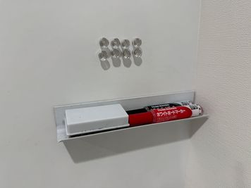 ホワイトボード用マーカー黒・赤（無料） - TNER（トナー） ミーティングスペースの室内の写真