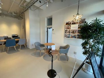 ２人掛けﾃｰﾌﾞﾙ - 北名古屋レンタルスペース・フラットアップ 北名古屋レンタルスペース・フラットアップ1Fの室内の写真